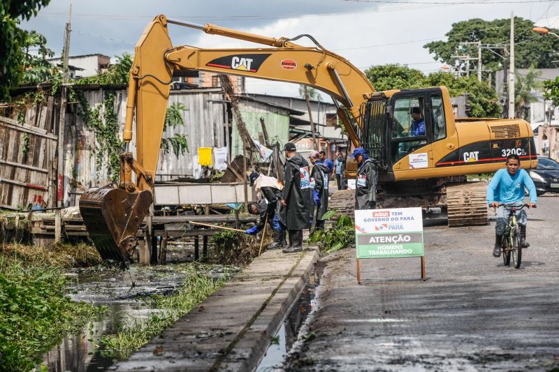 Na manhã desta quarta-feira (18), equipes do Governo iniciaram ações emergenciais de limpeza e desobstrução de valas, fossas e canais em vários pontos de Belém, o objetivo é combater os alagamentos na cidade. <div class='credito_fotos'>Foto: Jader Paes / Agência Pará   |   <a href='/midias/2020/originais/6088_470e6c20-9f1b-f21e-2392-f11188c71f59.jpg' download><i class='fa-solid fa-download'></i> Download</a></div>