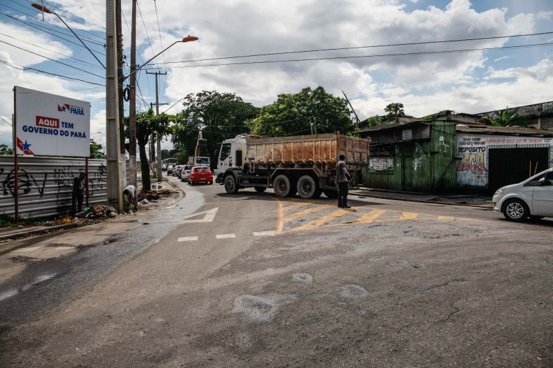 Na manhã desta quarta-feira (18), equipes do Governo iniciaram ações emergenciais de limpeza e desobstrução de valas, fossas e canais em vários pontos de Belém, o objetivo é combater os alagamentos na cidade. <div class='credito_fotos'>Foto: Jader Paes / Agência Pará   |   <a href='/midias/2020/originais/6088_59054be5-c85e-5d61-8327-43aa8b8116e5.jpg' download><i class='fa-solid fa-download'></i> Download</a></div>