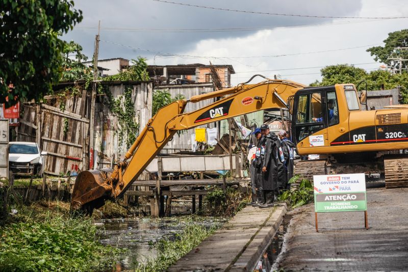 Na manhã desta quarta-feira (18), equipes do Governo iniciaram ações emergenciais de limpeza e desobstrução de valas, fossas e canais em vários pontos de Belém, o objetivo é combater os alagamentos na cidade. <div class='credito_fotos'>Foto: Jader Paes / Agência Pará   |   <a href='/midias/2020/originais/6088_608bac3b-ee02-8ac3-a12f-b7af4fb58c78.jpg' download><i class='fa-solid fa-download'></i> Download</a></div>