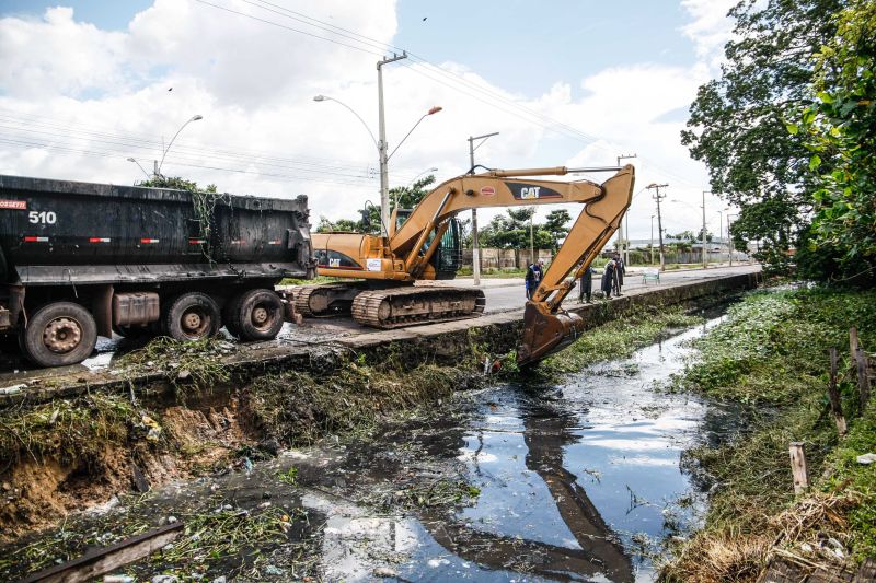 Na manhã desta quarta-feira (18), equipes do Governo iniciaram ações emergenciais de limpeza e desobstrução de valas, fossas e canais em vários pontos de Belém, o objetivo é combater os alagamentos na cidade. <div class='credito_fotos'>Foto: Jader Paes / Agência Pará   |   <a href='/midias/2020/originais/6088_62c463fc-f479-af46-4045-26f8f5bf20bf.jpg' download><i class='fa-solid fa-download'></i> Download</a></div>