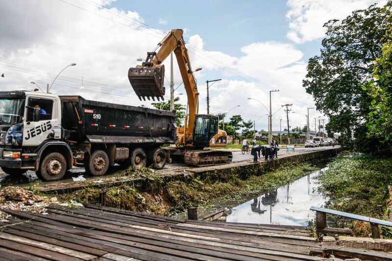 Na manhã desta quarta-feira (18), equipes do Governo iniciaram ações emergenciais de limpeza e desobstrução de valas, fossas e canais em vários pontos de Belém, o objetivo é combater os alagamentos na cidade. <div class='credito_fotos'>Foto: Jader Paes / Agência Pará   |   <a href='/midias/2020/originais/6088_7c77abec-e73f-6f7b-302b-88d126523c48.jpg' download><i class='fa-solid fa-download'></i> Download</a></div>