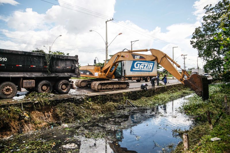 Na manhã desta quarta-feira (18), equipes do Governo iniciaram ações emergenciais de limpeza e desobstrução de valas, fossas e canais em vários pontos de Belém, o objetivo é combater os alagamentos na cidade. <div class='credito_fotos'>Foto: Jader Paes / Agência Pará   |   <a href='/midias/2020/originais/6088_824d9b04-a310-079d-43fd-45565ded3a30.jpg' download><i class='fa-solid fa-download'></i> Download</a></div>
