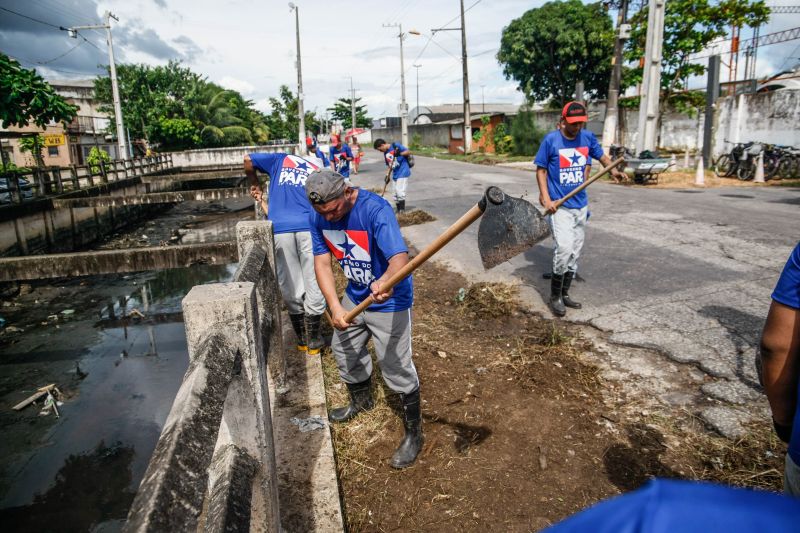 Na manhã desta quarta-feira (18), equipes do Governo iniciaram ações emergenciais de limpeza e desobstrução de valas, fossas e canais em vários pontos de Belém, o objetivo é combater os alagamentos na cidade. <div class='credito_fotos'>Foto: Jader Paes / Agência Pará   |   <a href='/midias/2020/originais/6088_898ba280-ce44-5416-f397-b169987a4ea3.jpg' download><i class='fa-solid fa-download'></i> Download</a></div>