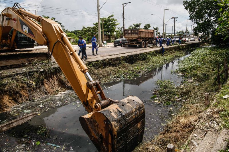 Na manhã desta quarta-feira (18), equipes do Governo iniciaram ações emergenciais de limpeza e desobstrução de valas, fossas e canais em vários pontos de Belém, o objetivo é combater os alagamentos na cidade. <div class='credito_fotos'>Foto: Jader Paes / Agência Pará   |   <a href='/midias/2020/originais/6088_b3cf93d4-1af1-7280-29d7-883f23669187.jpg' download><i class='fa-solid fa-download'></i> Download</a></div>