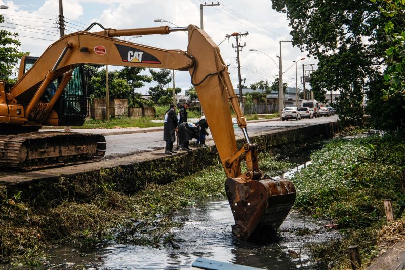 Na manhã desta quarta-feira (18), equipes do Governo iniciaram ações emergenciais de limpeza e desobstrução de valas, fossas e canais em vários pontos de Belém, o objetivo é combater os alagamentos na cidade. <div class='credito_fotos'>Foto: Jader Paes / Agência Pará   |   <a href='/midias/2020/originais/6088_c7c33f0d-9015-d370-de28-ab96e1788904.jpg' download><i class='fa-solid fa-download'></i> Download</a></div>
