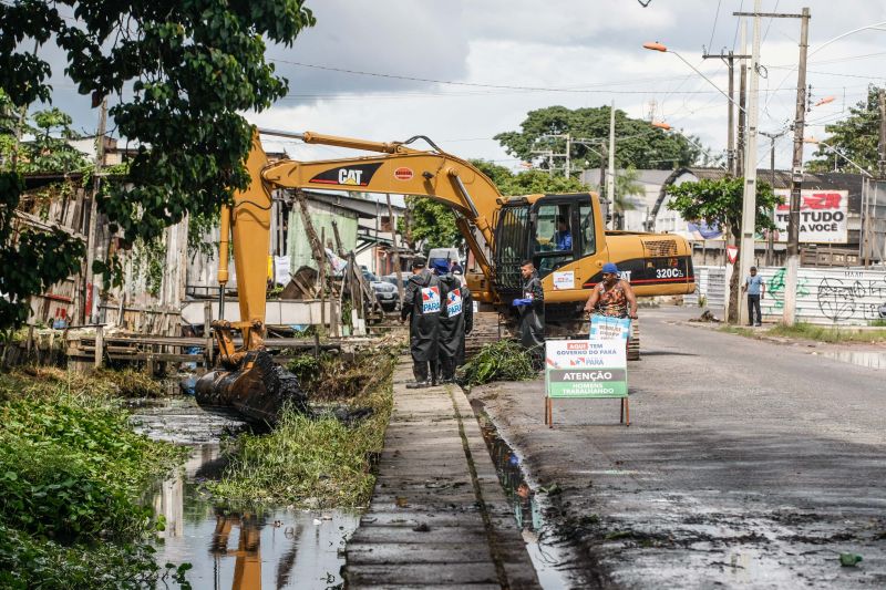 Na manhã desta quarta-feira (18), equipes do Governo iniciaram ações emergenciais de limpeza e desobstrução de valas, fossas e canais em vários pontos de Belém, o objetivo é combater os alagamentos na cidade. <div class='credito_fotos'>Foto: Jader Paes / Agência Pará   |   <a href='/midias/2020/originais/6088_cde4479e-92d8-3c14-dbed-eb162642ac87.jpg' download><i class='fa-solid fa-download'></i> Download</a></div>