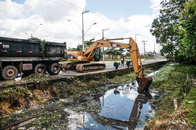 Na manhã desta quarta-feira (18), equipes do Governo iniciaram ações emergenciais de limpeza e desobstrução de valas, fossas e canais em vários pontos de Belém, o objetivo é combater os alagamentos na cidade. <div class='credito_fotos'>Foto: Jader Paes / Agência Pará   |   <a href='/midias/2020/originais/6088_d640f744-d37d-10d7-39d4-1f774d4a0ea2.jpg' download><i class='fa-solid fa-download'></i> Download</a></div>