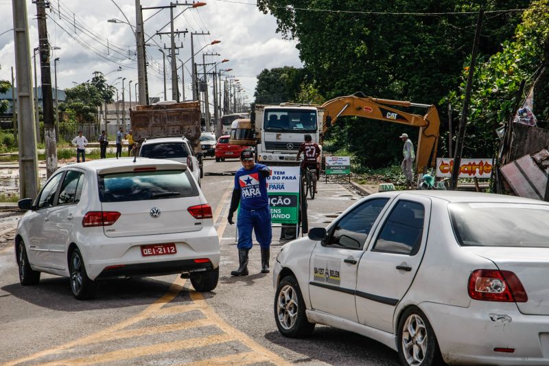 Na manhã desta quarta-feira (18), equipes do Governo iniciaram ações emergenciais de limpeza e desobstrução de valas, fossas e canais em vários pontos de Belém, o objetivo é combater os alagamentos na cidade. <div class='credito_fotos'>Foto: Jader Paes / Agência Pará   |   <a href='/midias/2020/originais/6088_de565648-4806-99b9-b6b9-ee30e02e4958.jpg' download><i class='fa-solid fa-download'></i> Download</a></div>