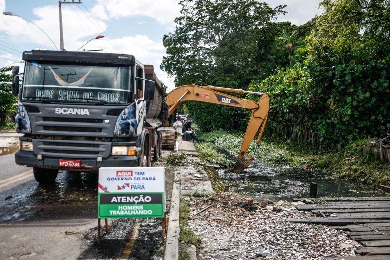 Na manhã desta quarta-feira (18), equipes do Governo iniciaram ações emergenciais de limpeza e desobstrução de valas, fossas e canais em vários pontos de Belém, o objetivo é combater os alagamentos na cidade. <div class='credito_fotos'>Foto: Jader Paes / Agência Pará   |   <a href='/midias/2020/originais/6088_ed1ad1c8-d4c0-da78-6e2b-645280699d43.jpg' download><i class='fa-solid fa-download'></i> Download</a></div>