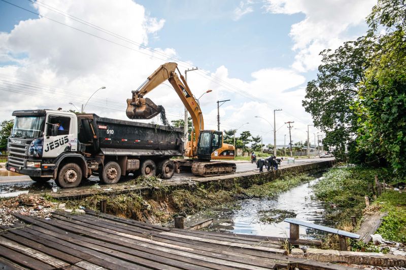 Na manhã desta quarta-feira (18), equipes do Governo iniciaram ações emergenciais de limpeza e desobstrução de valas, fossas e canais em vários pontos de Belém, o objetivo é combater os alagamentos na cidade. <div class='credito_fotos'>Foto: Jader Paes / Agência Pará   |   <a href='/midias/2020/originais/6088_f08901d5-2a6b-621c-8b2e-9137225b6347.jpg' download><i class='fa-solid fa-download'></i> Download</a></div>