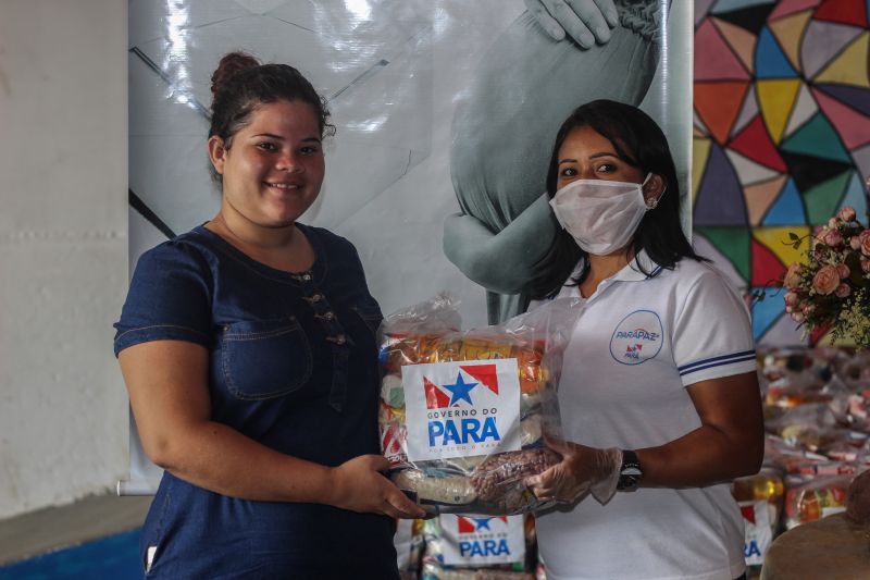 O Governo do Pará, por meio da Secretaria de Estado de Articulação da Cidadania (Seac) e a Fundação ParáPaz, realizou durante a manhã desta segunda-feira (30), na Escola José Valente, no bairro da Cabanagem, a entrega de 150 cestas de alimentação. <div class='credito_fotos'>Foto: Ana Paula Lima / Ascom ParáPaz   |   <a href='/midias/2020/originais/6166_3f6cc98b-3014-4681-f3ee-432dd3f2b3a4.jpg' download><i class='fa-solid fa-download'></i> Download</a></div>