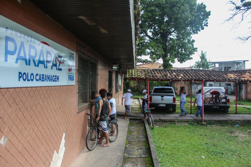 O Governo do Pará, por meio da Secretaria de Estado de Articulação da Cidadania (Seac) e a Fundação ParáPaz, realizou durante a manhã desta segunda-feira (30), na Escola José Valente, no bairro da Cabanagem, a entrega de 150 cestas de alimentação. <div class='credito_fotos'>Foto: Ana Paula Lima / Ascom ParáPaz   |   <a href='/midias/2020/originais/6166_84ea6d2f-2bbc-98d6-a491-a0bcf2f4f00b.jpg' download><i class='fa-solid fa-download'></i> Download</a></div>