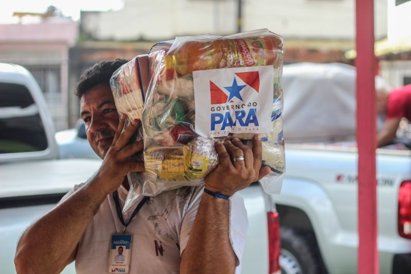 O Governo do Pará, por meio da Secretaria de Estado de Articulação da Cidadania (Seac) e a Fundação ParáPaz, realizou durante a manhã desta segunda-feira (30), na Escola José Valente, no bairro da Cabanagem, a entrega de 150 cestas de alimentação. <div class='credito_fotos'>Foto: Ana Paula Lima / Ascom ParáPaz   |   <a href='/midias/2020/originais/6166_bf221edf-4211-c3c2-62f4-080cde8db345.jpg' download><i class='fa-solid fa-download'></i> Download</a></div>