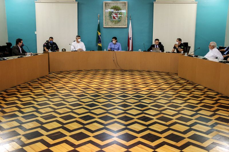 Governo e instituições bancárias firmam estratégia para evitar aglomerações
O governador Helder Barbalho reuniu, na tarde desta terça-feira (07), com representantes das instituições bancárias do Estado para discutir estratégias que evitem aglomerações no interior e áreas externas de agências bancárias e lotéricas. A agenda, que foi realizada no Palácio do Governo, em Belém, faz parte do enfrentamento à pandemia do novo coronavírus.
 <div class='credito_fotos'>Foto: Bruno Cecim / Ag.Pará   |   <a href='/midias/2020/originais/6218_13f64800-1264-10ab-6647-d3f0514daaa3.jpg' download><i class='fa-solid fa-download'></i> Download</a></div>