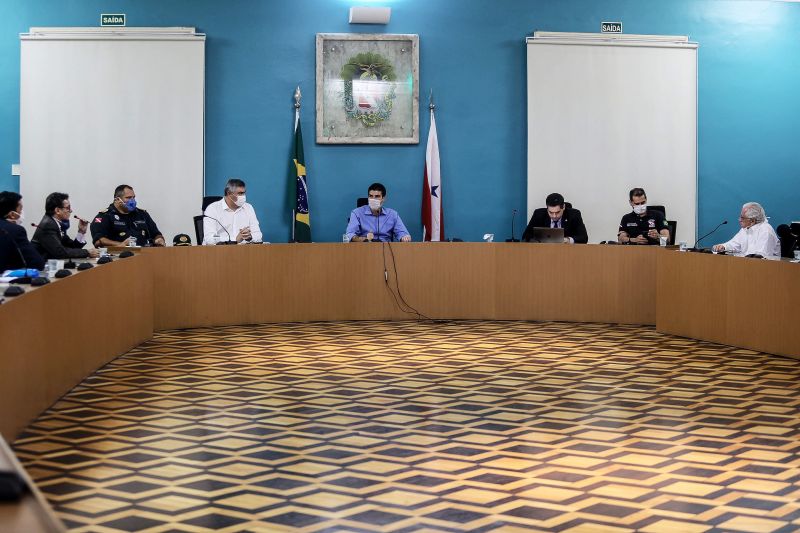 Governo e instituições bancárias firmam estratégia para evitar aglomerações
O governador Helder Barbalho reuniu, na tarde desta terça-feira (07), com representantes das instituições bancárias do Estado para discutir estratégias que evitem aglomerações no interior e áreas externas de agências bancárias e lotéricas. A agenda, que foi realizada no Palácio do Governo, em Belém, faz parte do enfrentamento à pandemia do novo coronavírus.
 <div class='credito_fotos'>Foto: Bruno Cecim / Ag.Pará   |   <a href='/midias/2020/originais/6218_b7a3304d-03df-f170-f551-2683fbb7866a.jpg' download><i class='fa-solid fa-download'></i> Download</a></div>