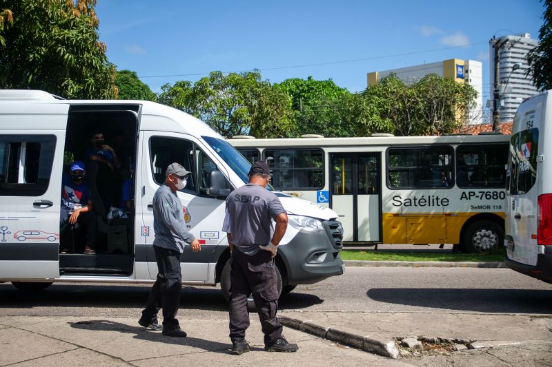 Mais de 30 internos da Secretaria de Estado de Administração Penitenciária (Seap), em parceria com o Departamento de Trânsito do Estado do Pará (Detran), pintaram marcações, de mais de 1m entre um ponto e outro, para distanciamento social das pessoas nas paradas de ônibus da Grande Belém. A ação iniciou nesta quinta-feira (9), na avenida Almirante Barroso, próximo ao Mercado de São Brás, e busca evitar aglomerações diante da pandemia do novo coronavírus.  <div class='credito_fotos'>Foto: Pedro Guerreiro / Ag. Pará   |   <a href='/midias/2020/originais/6225_0127fec5-e2a0-2a35-be27-b31ddd503d8f.jpg' download><i class='fa-solid fa-download'></i> Download</a></div>