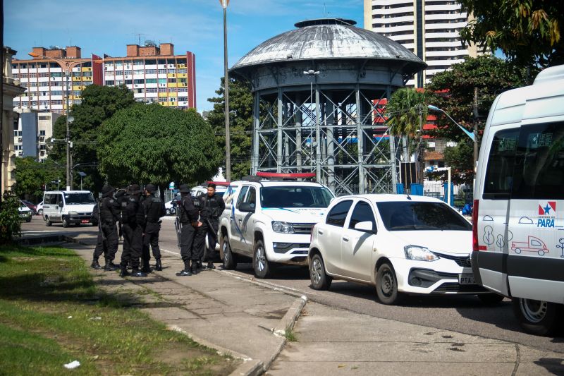 Mais de 30 internos da Secretaria de Estado de Administração Penitenciária (Seap), em parceria com o Departamento de Trânsito do Estado do Pará (Detran), pintaram marcações, de mais de 1m entre um ponto e outro, para distanciamento social das pessoas nas paradas de ônibus da Grande Belém. A ação iniciou nesta quinta-feira (9), na avenida Almirante Barroso, próximo ao Mercado de São Brás, e busca evitar aglomerações diante da pandemia do novo coronavírus.  <div class='credito_fotos'>Foto: Pedro Guerreiro / Ag. Pará   |   <a href='/midias/2020/originais/6225_270b9d52-cd83-d374-1a62-9eb71b2cd397.jpg' download><i class='fa-solid fa-download'></i> Download</a></div>