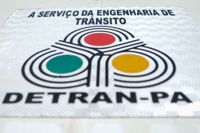 Mais de 30 internos da Secretaria de Estado de Administração Penitenciária (Seap), em parceria com o Departamento de Trânsito do Estado do Pará (Detran), pintaram marcações, de mais de 1m entre um ponto e outro, para distanciamento social das pessoas nas paradas de ônibus da Grande Belém. A ação iniciou nesta quinta-feira (9), na avenida Almirante Barroso, próximo ao Mercado de São Brás, e busca evitar aglomerações diante da pandemia do novo coronavírus.  <div class='credito_fotos'>Foto: Pedro Guerreiro / Ag. Pará   |   <a href='/midias/2020/originais/6225_39ab1cde-189c-7a9a-81f5-87cbf64bbce6.jpg' download><i class='fa-solid fa-download'></i> Download</a></div>