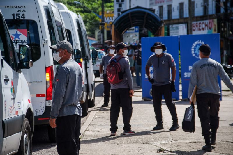 Mais de 30 internos da Secretaria de Estado de Administração Penitenciária (Seap), em parceria com o Departamento de Trânsito do Estado do Pará (Detran), pintaram marcações, de mais de 1m entre um ponto e outro, para distanciamento social das pessoas nas paradas de ônibus da Grande Belém. A ação iniciou nesta quinta-feira (9), na avenida Almirante Barroso, próximo ao Mercado de São Brás, e busca evitar aglomerações diante da pandemia do novo coronavírus.  <div class='credito_fotos'>Foto: Pedro Guerreiro / Ag. Pará   |   <a href='/midias/2020/originais/6225_46343985-216b-32c6-eb47-544b12ff0332.jpg' download><i class='fa-solid fa-download'></i> Download</a></div>