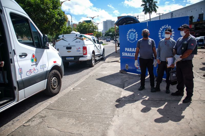 Mais de 30 internos da Secretaria de Estado de Administração Penitenciária (Seap), em parceria com o Departamento de Trânsito do Estado do Pará (Detran), pintaram marcações, de mais de 1m entre um ponto e outro, para distanciamento social das pessoas nas paradas de ônibus da Grande Belém. A ação iniciou nesta quinta-feira (9), na avenida Almirante Barroso, próximo ao Mercado de São Brás, e busca evitar aglomerações diante da pandemia do novo coronavírus.  <div class='credito_fotos'>Foto: Pedro Guerreiro / Ag. Pará   |   <a href='/midias/2020/originais/6225_5bae1776-a6ec-6ec0-9967-e4fe6ff0d9ea.jpg' download><i class='fa-solid fa-download'></i> Download</a></div>