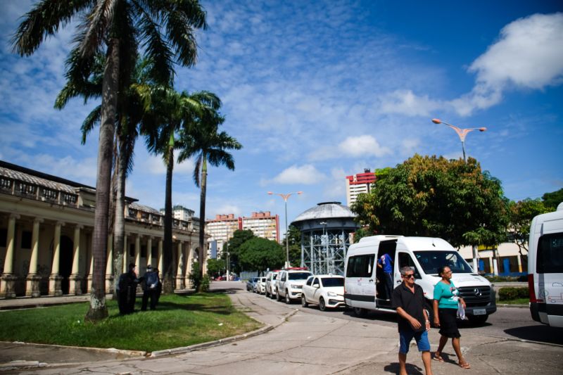 Mais de 30 internos da Secretaria de Estado de Administração Penitenciária (Seap), em parceria com o Departamento de Trânsito do Estado do Pará (Detran), pintaram marcações, de mais de 1m entre um ponto e outro, para distanciamento social das pessoas nas paradas de ônibus da Grande Belém. A ação iniciou nesta quinta-feira (9), na avenida Almirante Barroso, próximo ao Mercado de São Brás, e busca evitar aglomerações diante da pandemia do novo coronavírus.  <div class='credito_fotos'>Foto: Pedro Guerreiro / Ag. Pará   |   <a href='/midias/2020/originais/6225_64a1747d-a8a2-480e-7be6-0a65c9bfce8e.jpg' download><i class='fa-solid fa-download'></i> Download</a></div>