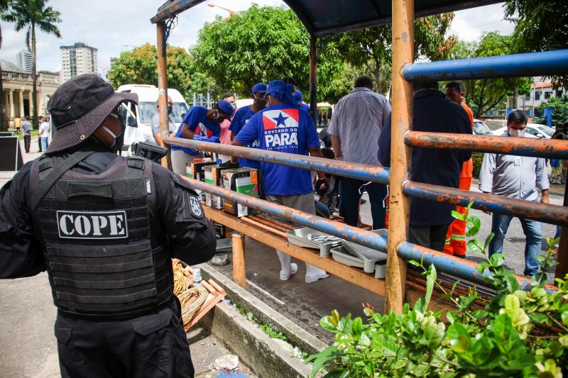 Mais de 30 internos da Secretaria de Estado de Administração Penitenciária (Seap), em parceria com o Departamento de Trânsito do Estado do Pará (Detran), pintaram marcações, de mais de 1m entre um ponto e outro, para distanciamento social das pessoas nas paradas de ônibus da Grande Belém. A ação iniciou nesta quinta-feira (9), na avenida Almirante Barroso, próximo ao Mercado de São Brás, e busca evitar aglomerações diante da pandemia do novo coronavírus.  <div class='credito_fotos'>Foto: Pedro Guerreiro / Ag. Pará   |   <a href='/midias/2020/originais/6225_843bf6ee-e168-d19b-46a5-71144b105e45.jpg' download><i class='fa-solid fa-download'></i> Download</a></div>