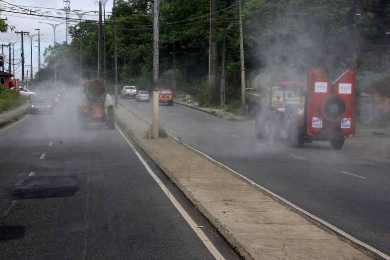 6º dia de ação do Governo desinfectando as ruas de Belém em bombate ao Covid-19 <div class='credito_fotos'>Foto: Marcelo Seabra / Ag. Pará | <a href='/midias/2020/originais/6295_303ff478-0e93-ec01-427e-24fe447df345.jpg' download><i class='fa-solid fa-download'></i> Download</a></div>