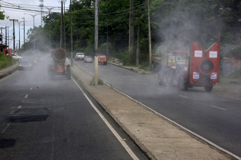 6º dia de ação do Governo desinfectando as ruas de Belém em bombate ao Covid-19 <div class='credito_fotos'>Foto: Marcelo Seabra / Ag. Pará   |   <a href='/midias/2020/originais/6295_303ff478-0e93-ec01-427e-24fe447df345.jpg' download><i class='fa-solid fa-download'></i> Download</a></div>