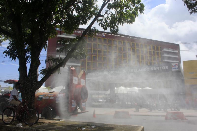 6º dia de ação do Governo desinfectando as ruas de Belém em bombate ao Covid-19 <div class='credito_fotos'>Foto: Marcelo Seabra / Ag. Pará | <a href='/midias/2020/originais/6295_533c69a6-5885-d961-c253-261f943c188e.jpg' download><i class='fa-solid fa-download'></i> Download</a></div>