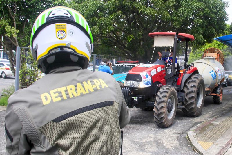 Estado promove 7º dia de desinfecção contra o Covid-19 pelas ruas de Belém <div class='credito_fotos'>Foto: Marcelo Seabra / Ag. Pará   |   <a href='/midias/2020/originais/6299_9eccf8cd-825f-c130-5a26-382c8619c064.jpg' download><i class='fa-solid fa-download'></i> Download</a></div>