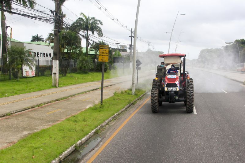 Estado promove 7º dia de desinfecção contra o Covid-19 pelas ruas de Belém <div class='credito_fotos'>Foto: Marcelo Seabra / Ag. Pará | <a href='/midias/2020/originais/6299_f9d1aad4-778e-412a-245d-6c6b2305c655.jpg' download><i class='fa-solid fa-download'></i> Download</a></div>