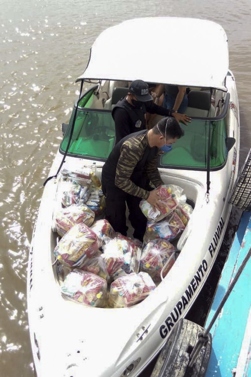Grupamento fluvial presta ação solidária e leva alimento para comunidades ribeirinhas. <div class='credito_fotos'>Foto: Ascom Segup | <a href='/midias/2020/originais/6300_0eb08147-8dda-46de-d949-10070c8dbb9f.jpg' download><i class='fa-solid fa-download'></i> Download</a></div>