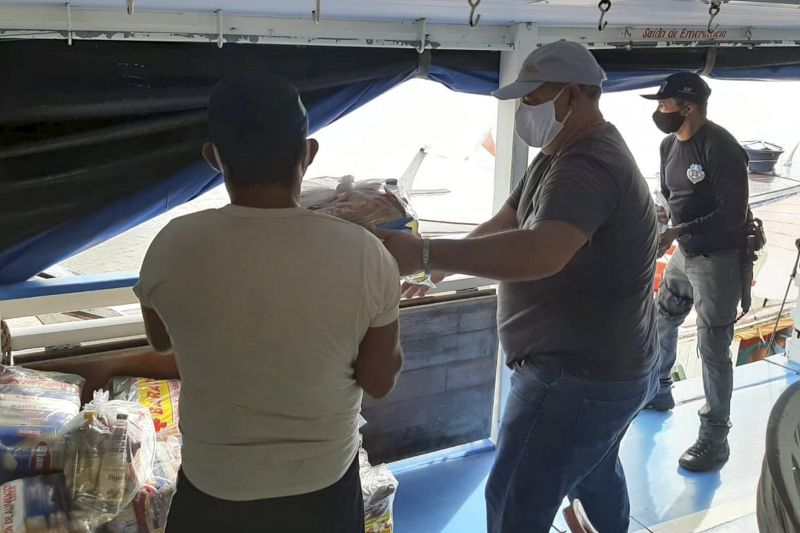 Grupamento fluvial presta ação solidária e leva alimento para comunidades ribeirinhas. <div class='credito_fotos'>Foto: Ascom Segup | <a href='/midias/2020/originais/6300_b7f10abb-fe01-e753-30f3-b583a613cc2b.jpg' download><i class='fa-solid fa-download'></i> Download</a></div>