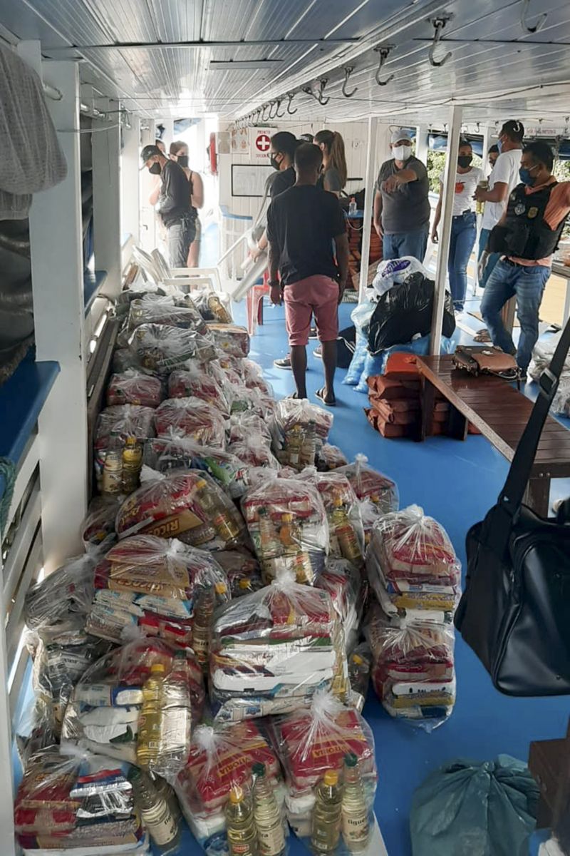 Grupamento fluvial presta ação solidária e leva alimento para comunidades ribeirinhas. <div class='credito_fotos'>Foto: Ascom Segup | <a href='/midias/2020/originais/6300_cba0e783-f785-1df8-05d5-34a67e884041.jpg' download><i class='fa-solid fa-download'></i> Download</a></div>