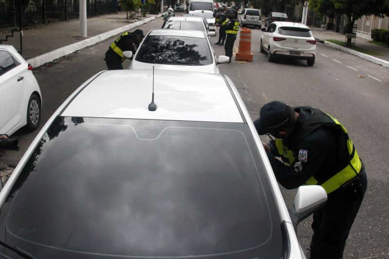 Lockdown - Ação da PM orienta e fiscaliza movimentação diante decreto de paralização das atividades não essenciais em 10 cidades do Pará, incluindo a Capital Belém.
Avenida José Bonifácio <div class='credito_fotos'>Foto: Marcelo Seabra / Ag. Pará   |   <a href='/midias/2020/originais/6301_092375c4-309f-9283-53b8-c6afdc82e261.jpg' download><i class='fa-solid fa-download'></i> Download</a></div>