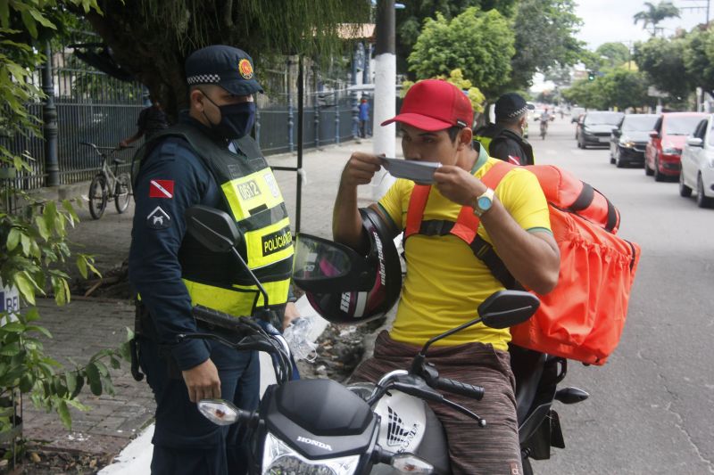 Lockdown - Ação da PM orienta e fiscaliza movimentação diante decreto de paralização das atividades não essenciais em 10 cidades do Pará, incluindo a Capital Belém.
Avenida José Bonifácio <div class='credito_fotos'>Foto: Marcelo Seabra / Ag. Pará | <a href='/midias/2020/originais/6301_09e47457-8f01-f5c8-878a-f2946c0c23a8.jpg' download><i class='fa-solid fa-download'></i> Download</a></div>