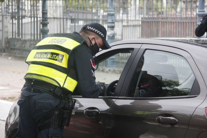 Lockdown - Ação da PM orienta e fiscaliza movimentação diante decreto de paralização das atividades não essenciais em 10 cidades do Pará, incluindo a Capital Belém.
Avenida José Bonifácio <div class='credito_fotos'>Foto: Marcelo Seabra / Ag. Pará   |   <a href='/midias/2020/originais/6301_24ea235f-acfc-4b53-4318-11c37f4f7a0b.jpg' download><i class='fa-solid fa-download'></i> Download</a></div>