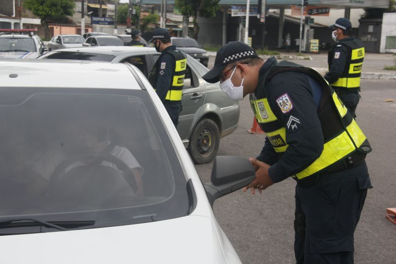 Lockdown - Ação da PM orienta e fiscaliza movimentação diante decreto de paralização das atividades não essenciais em 10 cidades do Pará, incluindo a Capital Belém.
Avenida João Paulo II <div class='credito_fotos'>Foto: Marcelo Seabra / Ag. Pará | <a href='/midias/2020/originais/6301_33ae207a-539b-8629-2f38-7e0008ba595e.jpg' download><i class='fa-solid fa-download'></i> Download</a></div>