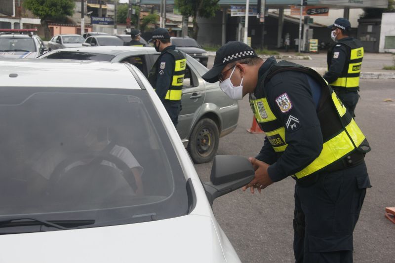 Lockdown - Ação da PM orienta e fiscaliza movimentação diante decreto de paralização das atividades não essenciais em 10 cidades do Pará, incluindo a Capital Belém.
Avenida João Paulo II <div class='credito_fotos'>Foto: Marcelo Seabra / Ag. Pará   |   <a href='/midias/2020/originais/6301_33ae207a-539b-8629-2f38-7e0008ba595e.jpg' download><i class='fa-solid fa-download'></i> Download</a></div>