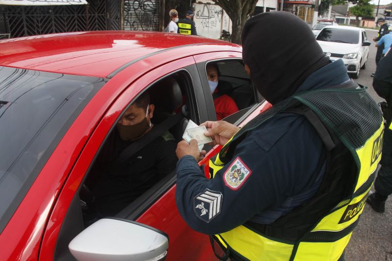 Lockdown - Ação da PM orienta e fiscaliza movimentação diante decreto de paralização das atividades não essenciais em 10 cidades do Pará, incluindo a Capital Belém.
Avenida João Paulo II <div class='credito_fotos'>Foto: Marcelo Seabra / Ag. Pará   |   <a href='/midias/2020/originais/6301_399c442b-01e3-34f3-ddea-60718a077dd2.jpg' download><i class='fa-solid fa-download'></i> Download</a></div>