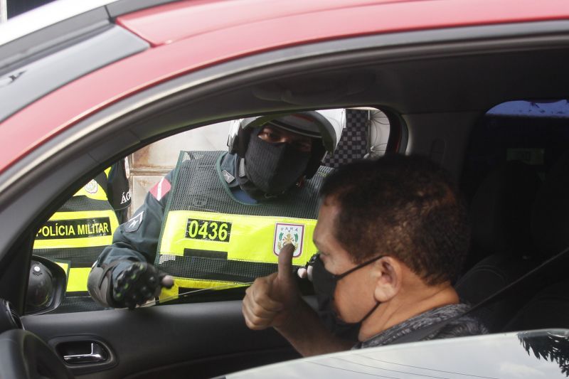 Lockdown - Ação da PM orienta e fiscaliza movimentação diante decreto de paralização das atividades não essenciais em 10 cidades do Pará, incluindo a Capital Belém.
Avenida João Paulo II <div class='credito_fotos'>Foto: Marcelo Seabra / Ag. Pará   |   <a href='/midias/2020/originais/6301_517f49d7-e8d6-4323-6ce3-2d9909b20f41.jpg' download><i class='fa-solid fa-download'></i> Download</a></div>