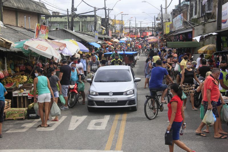Lockdown - Ação da PM orienta e fiscaliza movimentação diante decreto de paralização das atividades não essenciais em 10 cidades do Pará, incluindo a Capital Belém.
Feira do Bengui <div class='credito_fotos'>Foto: Marcelo Seabra / Ag. Pará | <a href='/midias/2020/originais/6301_648b30c9-4671-cf46-6587-cac2c56c4a1d.jpg' download><i class='fa-solid fa-download'></i> Download</a></div>