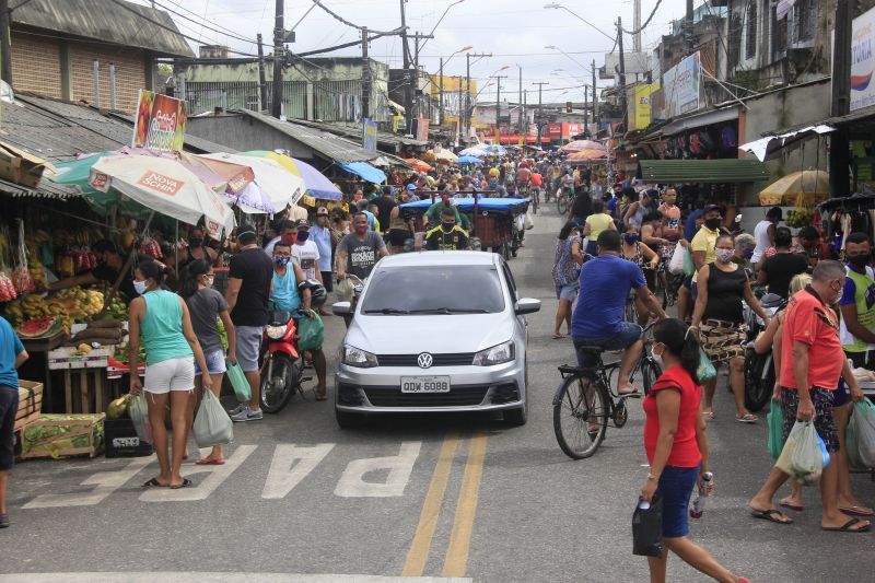 Lockdown - Ação da PM orienta e fiscaliza movimentação diante decreto de paralização das atividades não essenciais em 10 cidades do Pará, incluindo a Capital Belém.
Feira do Bengui <div class='credito_fotos'>Foto: Marcelo Seabra / Ag. Pará   |   <a href='/midias/2020/originais/6301_648b30c9-4671-cf46-6587-cac2c56c4a1d.jpg' download><i class='fa-solid fa-download'></i> Download</a></div>