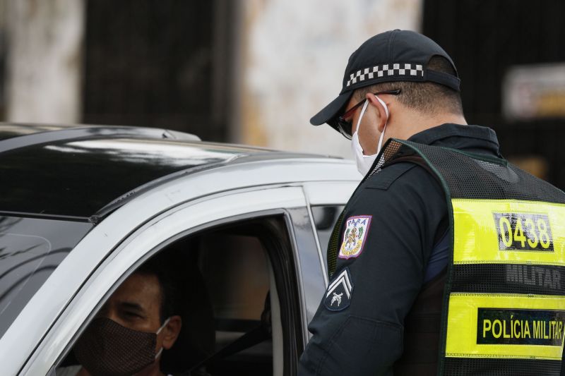 Lockdown - Ação da PM orienta e fiscaliza movimentação diante decreto de paralização das atividades não essenciais em 10 cidades do Pará, incluindo a Capital Belém.
Avenida João Paulo II
 <div class='credito_fotos'>Foto: Marcelo Seabra / Ag. Pará   |   <a href='/midias/2020/originais/6301_6e55b5ac-9f2d-b468-de1c-47894ff0b47c.jpg' download><i class='fa-solid fa-download'></i> Download</a></div>