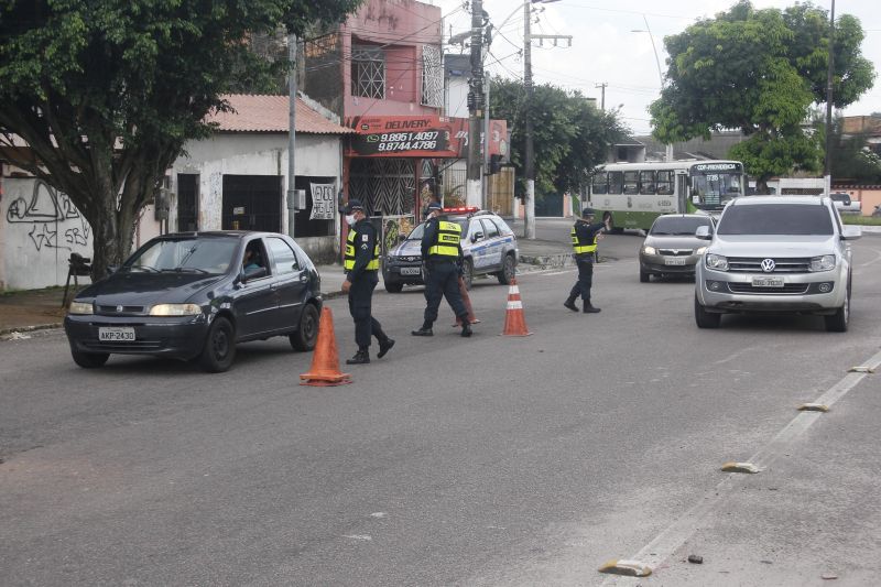 Lockdown - Ação da PM orienta e fiscaliza movimentação diante decreto de paralização das atividades não essenciais em 10 cidades do Pará, incluindo a Capital Belém.
Avenida João Paulo II <div class='credito_fotos'>Foto: Marcelo Seabra / Ag. Pará   |   <a href='/midias/2020/originais/6301_7a1f4b47-86d7-5aaf-8814-d0e6c6cd0708.jpg' download><i class='fa-solid fa-download'></i> Download</a></div>