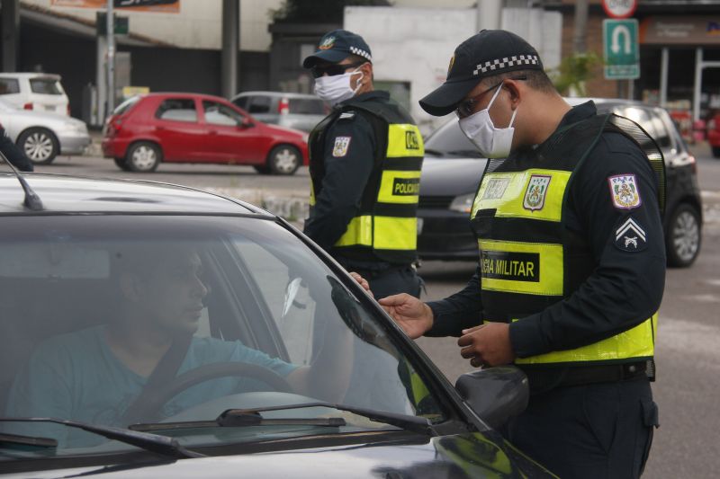 Lockdown - Ação da PM orienta e fiscaliza movimentação diante decreto de paralização das atividades não essenciais em 10 cidades do Pará, incluindo a Capital Belém.
Avenida João Paulo II <div class='credito_fotos'>Foto: Marcelo Seabra / Ag. Pará   |   <a href='/midias/2020/originais/6301_7b94376e-2ef9-4301-a468-559217f65b5b.jpg' download><i class='fa-solid fa-download'></i> Download</a></div>