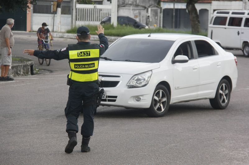 Lockdown - Ação da PM orienta e fiscaliza movimentação diante decreto de paralização das atividades não essenciais em 10 cidades do Pará, incluindo a Capital Belém.
Avenida João Paulo II <div class='credito_fotos'>Foto: Marcelo Seabra / Ag. Pará | <a href='/midias/2020/originais/6301_7f3d051d-11c5-ec6f-a79f-ba14e083ed1f.jpg' download><i class='fa-solid fa-download'></i> Download</a></div>