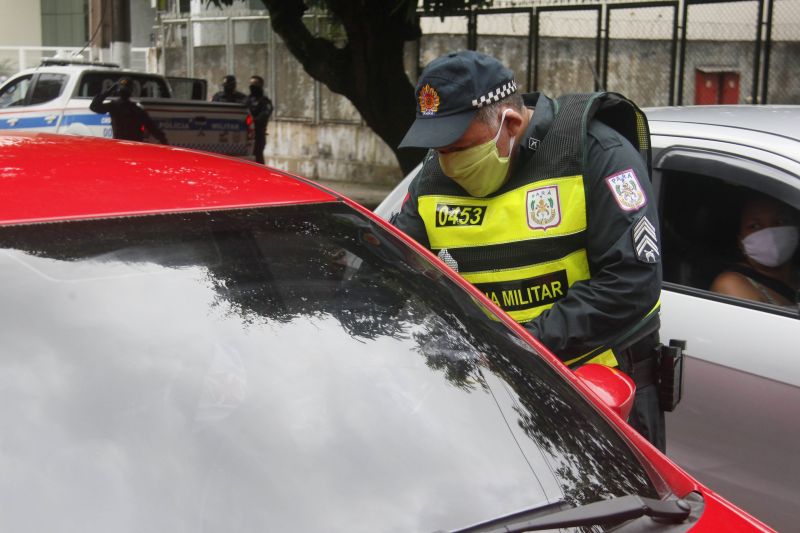 Lockdown - Ação da PM orienta e fiscaliza movimentação diante decreto de paralização das atividades não essenciais em 10 cidades do Pará, incluindo a Capital Belém.
Avenida José Bonifácio <div class='credito_fotos'>Foto: Marcelo Seabra / Ag. Pará | <a href='/midias/2020/originais/6301_872773c3-44cc-63d6-eb00-f7eef0c22bda.jpg' download><i class='fa-solid fa-download'></i> Download</a></div>