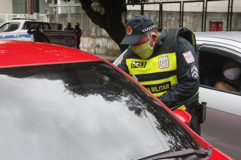 Lockdown - Ação da PM orienta e fiscaliza movimentação diante decreto de paralização das atividades não essenciais em 10 cidades do Pará, incluindo a Capital Belém.
Avenida José Bonifácio <div class='credito_fotos'>Foto: Marcelo Seabra / Ag. Pará   |   <a href='/midias/2020/originais/6301_872773c3-44cc-63d6-eb00-f7eef0c22bda.jpg' download><i class='fa-solid fa-download'></i> Download</a></div>