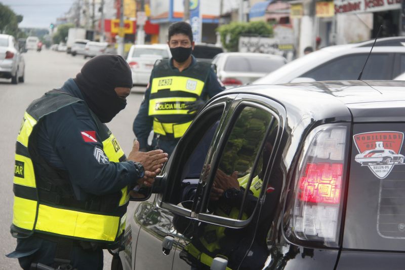 Lockdown - Ação da PM orienta e fiscaliza movimentação diante decreto de paralização das atividades não essenciais em 10 cidades do Pará, incluindo a Capital Belém.
Avenida João Paulo II <div class='credito_fotos'>Foto: Marcelo Seabra / Ag. Pará | <a href='/midias/2020/originais/6301_897f2c2b-4b03-381a-bd88-d093db5323b7.jpg' download><i class='fa-solid fa-download'></i> Download</a></div>